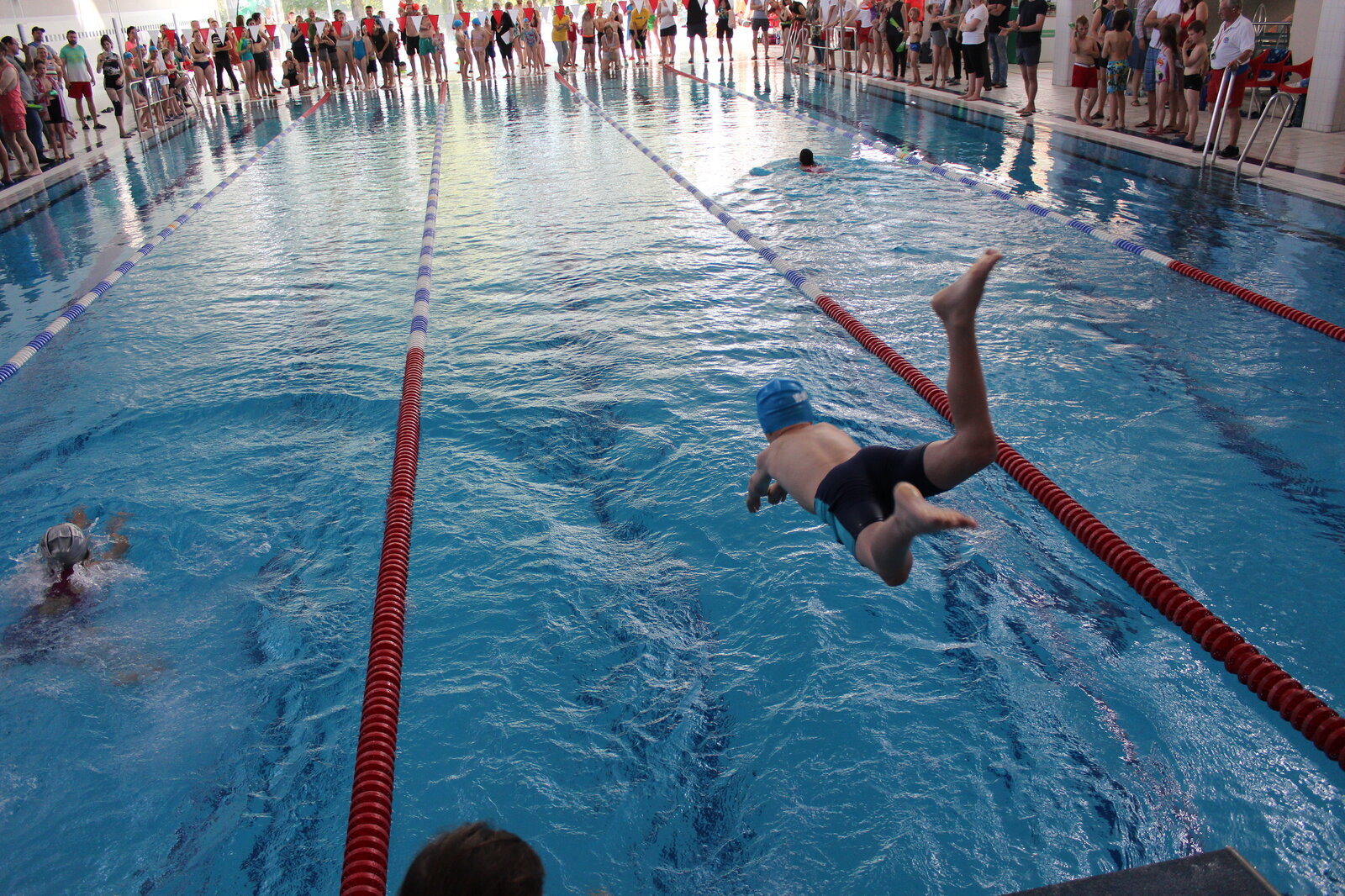 Kind springt mit Köpfer in das Wasser. Schulschwimmmeisterschaft 2018 in der Turm Erlebniscity Oranienburg